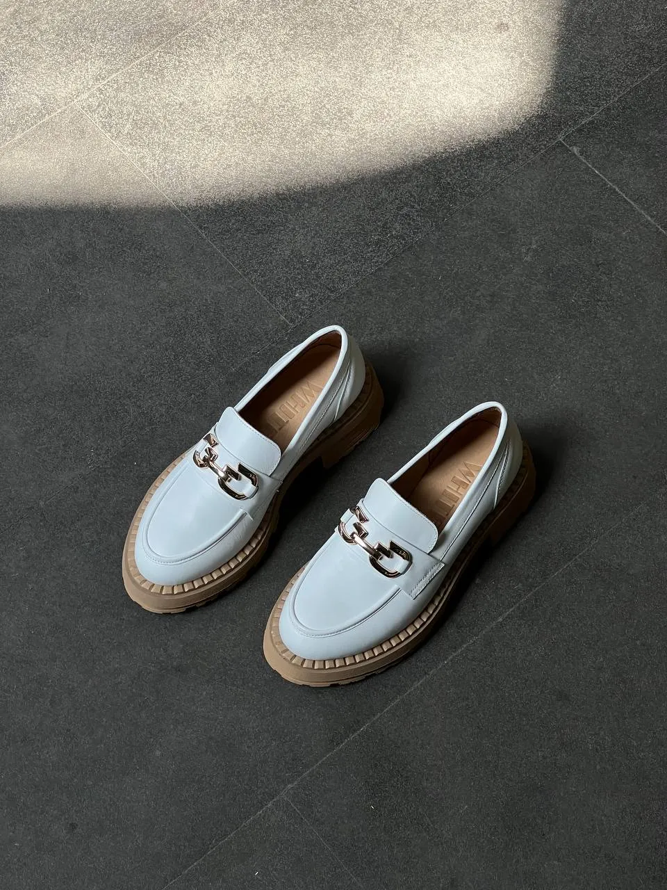 Flat shoes
