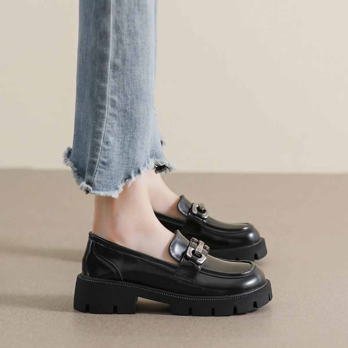 Women Solid Soft Leather Chain Casual Loafers