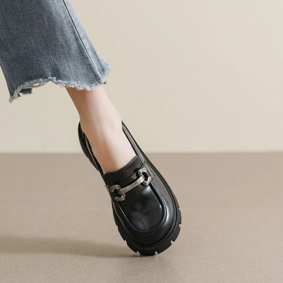 Women Solid Soft Leather Chain Casual Loafers