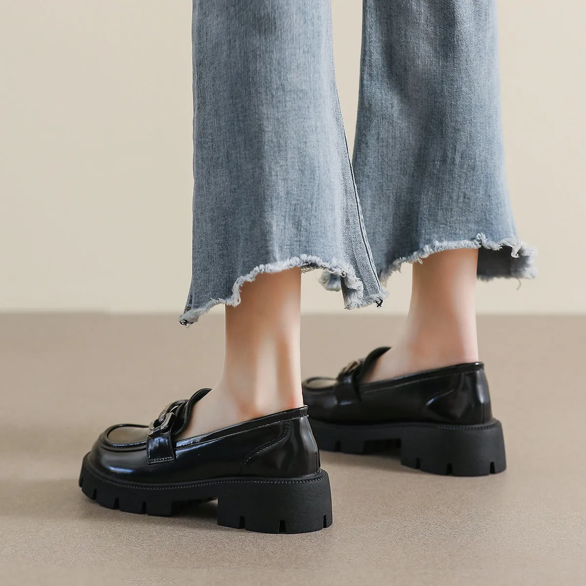 Women Solid Soft Leather Chain Casual Loafers